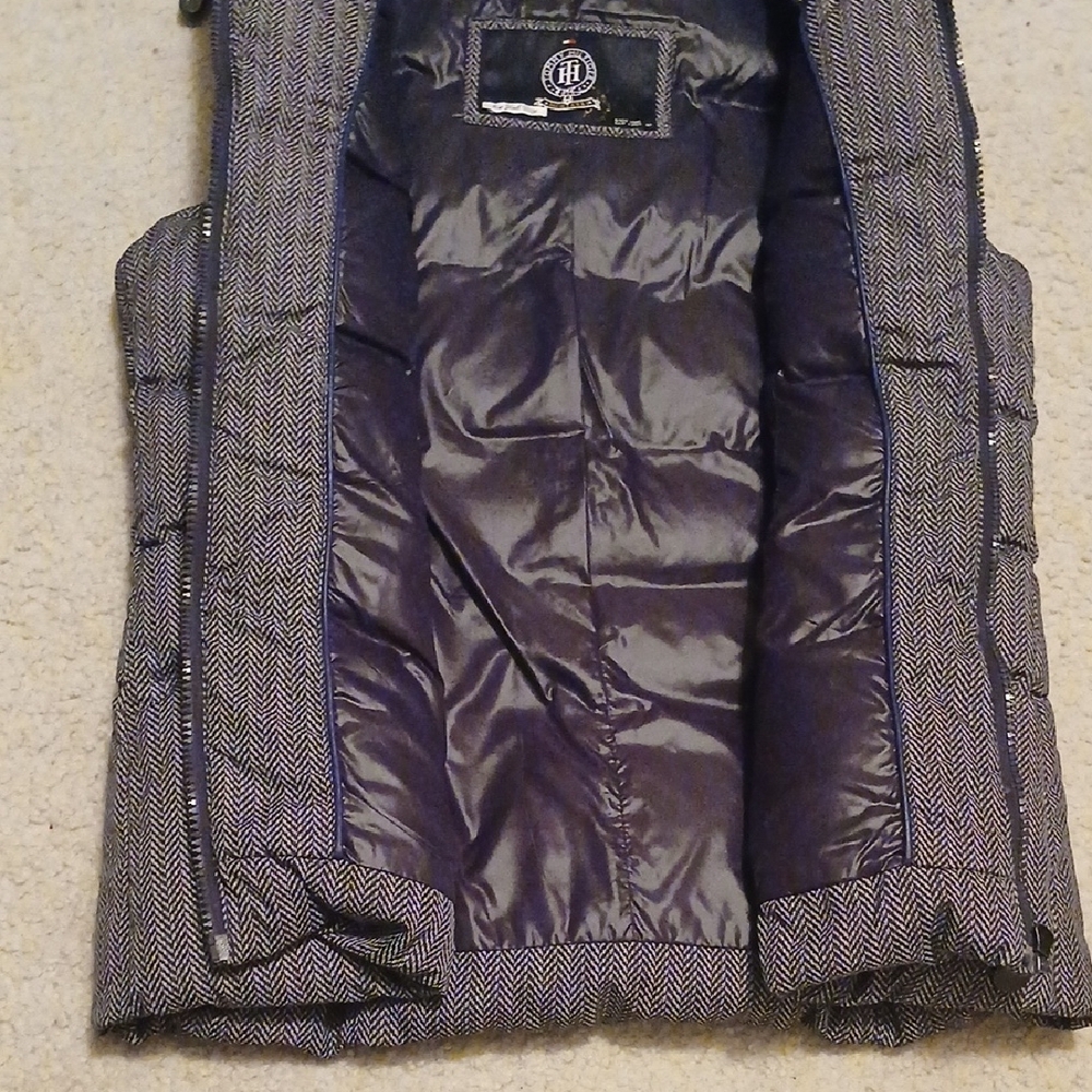 Women's Tommy Hilfiger Puffer Vest With Herringbone Pattern - Picture 6 of 7